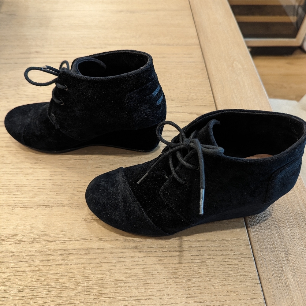 Toms black desert wedge bootie, size 7